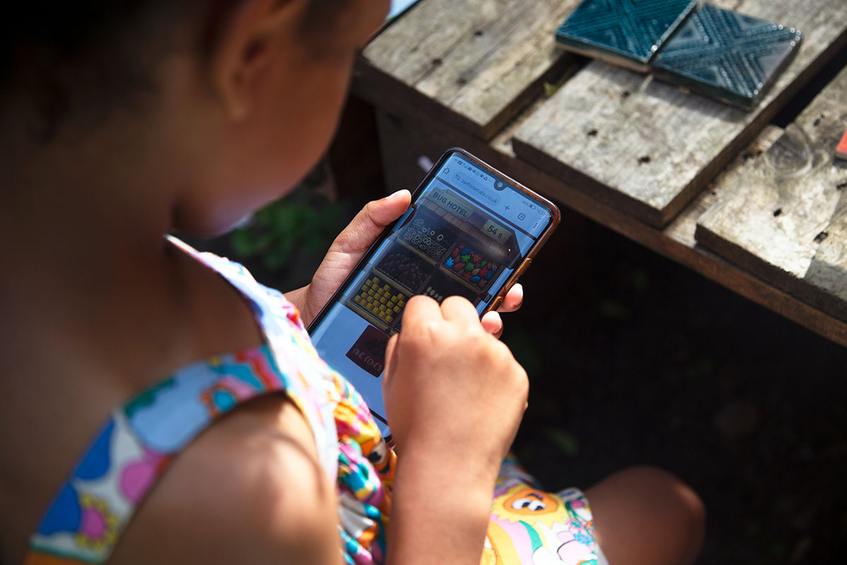 playing-phone-over-shoulder-arfa-38.jpg