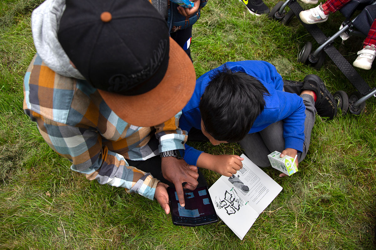 playing-reading-together-grass-arfa-09.jpg